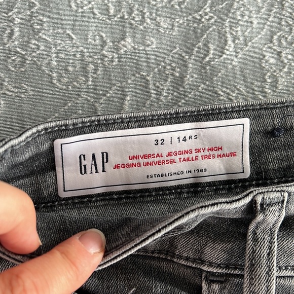 NWOT GAP raw hem jeggings - Picture 3 of 3